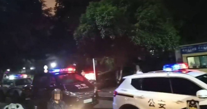 大陸四川重慶發生一起交通事故，一名男駕駛持續按喇叭，引發群眾不滿上前圍堵，男駕駛竟強行駛離衝撞多人，造成1死4傷慘劇。（圖／翻攝自微博）