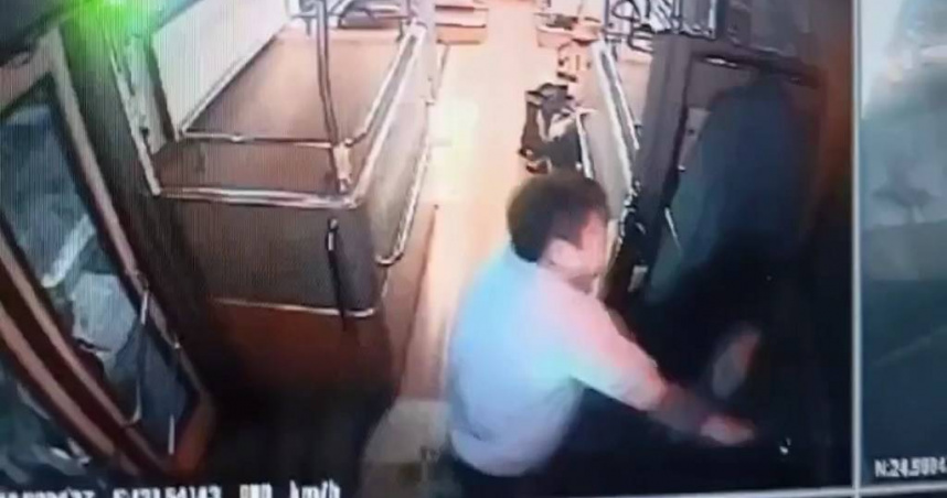 14日晚間9時許，台北市文山區發生肢體衝突，1名欣欣客運251路的公車司機，遭到指南客運660路的公車司機連續揮拳毆打。（圖／翻攝畫面）