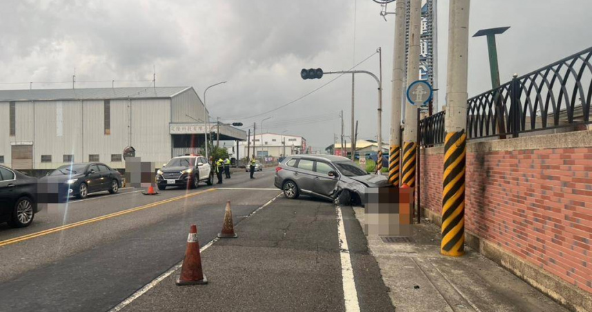 高雄岡山區26日下午4時許發生車禍意外，62歲吳男開車行經寶米路，疑似因為超車不當駛出路面邊線，自撞路旁變電箱當場爆出火光。（圖／民眾提供）