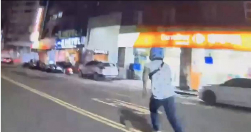 蔡姓通緝犯見警方盤查後拔腿狂奔，在桃園區民生路上慌張逃竄，隨後不慎跌倒遭警方壓制。（圖／翻攝畫面）