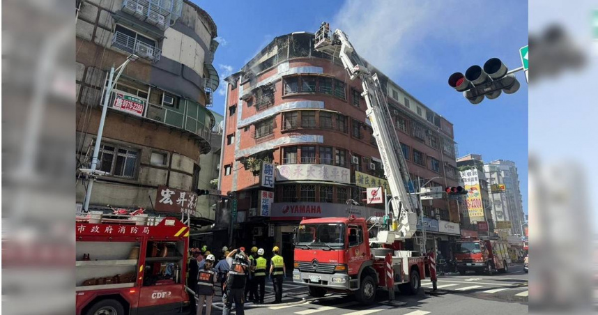 新北市蘆洲區中山一路一棟鐵皮加蓋5層樓公寓，今（2日）上午近9時突竄陣陣濃煙，59歲男屋主為了救火，不慎遭熱氣灼傷，緊急被送醫救治。（圖／新北市消防局提供）