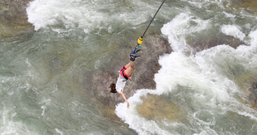 大陸浙江一名妙齡女子去探索樂園風景區玩高空彈跳，眼睛閉著還沒準備好就遭工作人員推下，疑似頭撞擊湖面，導致滿臉血和腦震盪。（示意圖非當事人／photoAC）