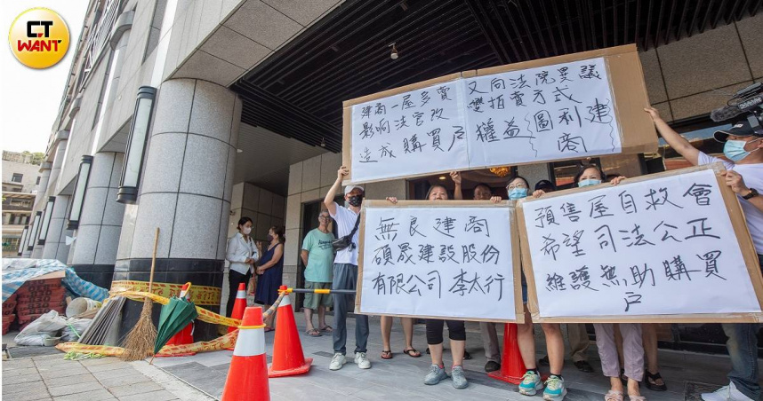法院去年底拍賣海吉市遭查封的部分,拍出21戶後結束拍賣,住戶擔心產權紊亂的問題持續,呼籲能重啟拍賣,早日讓居民進駐。(圖/劉耿豪攝)