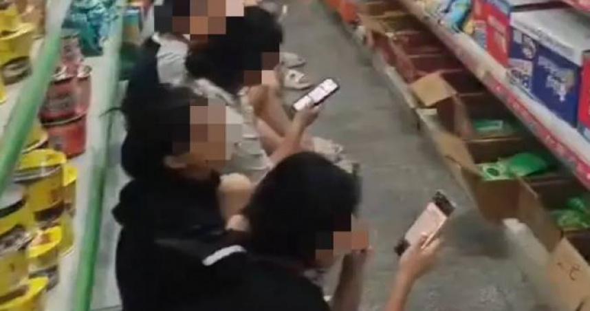 學生透露，不少學生會去校內的超市吹免費冷氣。（圖／翻攝自微博）