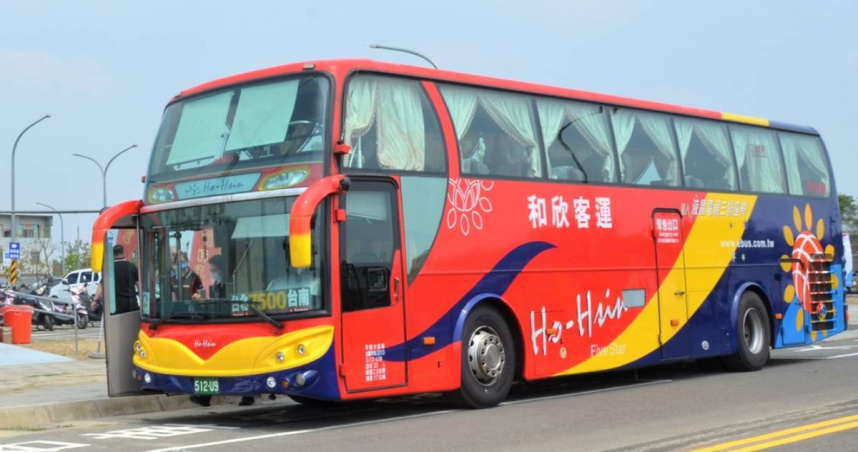 有網友透露,颱風夜搭乘客運「像搭海盜船」。(示意圖/翻攝自臉書@ebusno.1)