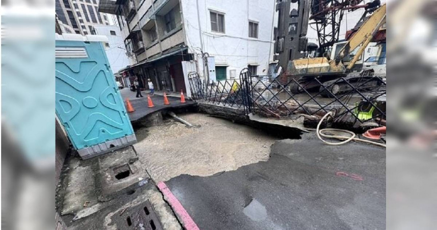 工地施工釀大洞變壓器慘墜坑害524戶停電。（ 圖／翻攝畫面）