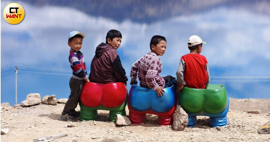 無論在班公湖東邊或西側都可見復刻印度電影《三個傻瓜》的相關道具，拍攝一款道具的費用約50盧比。（圖／魏妤靜攝）