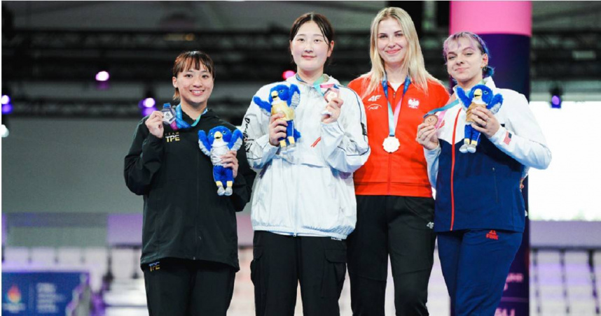 和競爭對手站在頒獎台上，中華隊金怡君（左1）看起來明顯比較小隻。（圖／專體總提供）