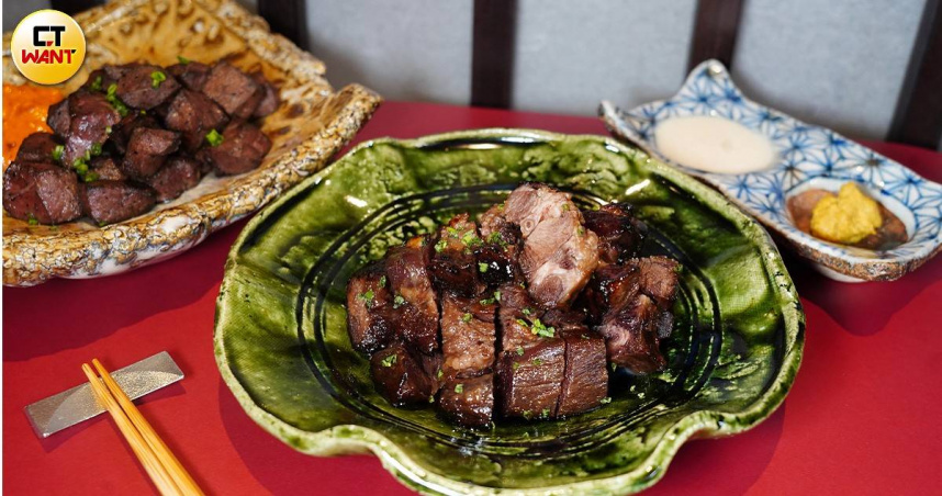 每天限量供應的「炭烤和牛舌下叉燒」（前，680元）可搭配優格冰梅醬平衡風味，炭香十足的「炭火炒牛心」蘸取辣味美乃滋更加過癮。（480元，圖／魏妤靜攝）