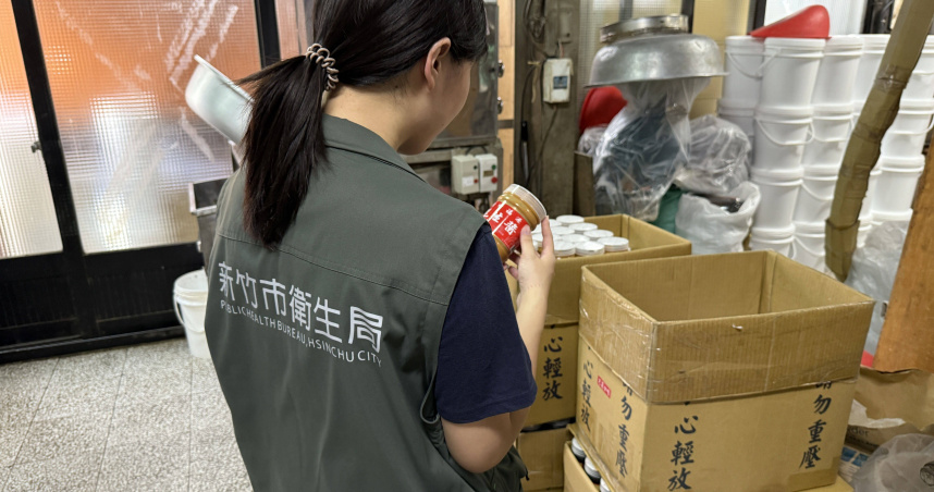 衛生局今天（29日）再次前往業者製造場所，責成業者依食品衛生管理法第52條規定將所有問題產品回收下架。（圖／竹市衛生局提供）