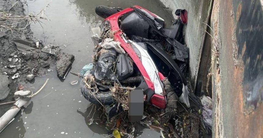 71歲翁機車滑落大排水溝溺斃。（圖／翻攝畫面）