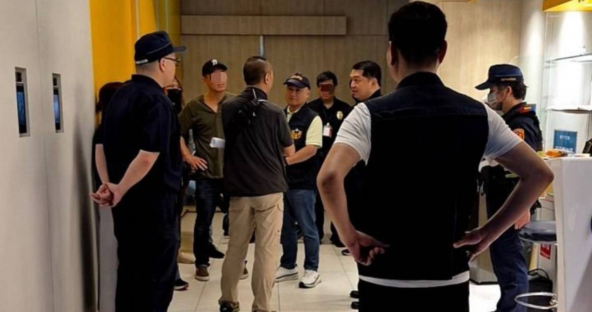 高雄左營某醫院遭大批黑衣人鬧場，左營分局長謝承甫（右3）與對方帶頭者陳男「溝通」後就讓一行人離開。（圖／民眾提供）