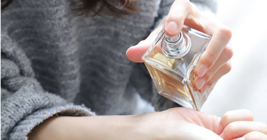 有位女網友指出，香水噴太香、太濃，聞久會讓人頭很痛。（示意圖／翻攝自photoAC）