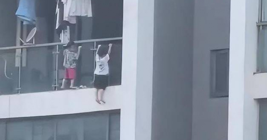 大陸貴州省貴陽市北京西路附近某住宅社區7日發生一起驚險事件。（圖／翻攝自微博）