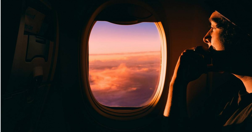 一名乘客控訴，今天下午飛回桃園機場的班機，迫降台中機場後遇到插曲，讓機上乘客相當不滿。（示意圖，與當事畫面無關／Unsplash）