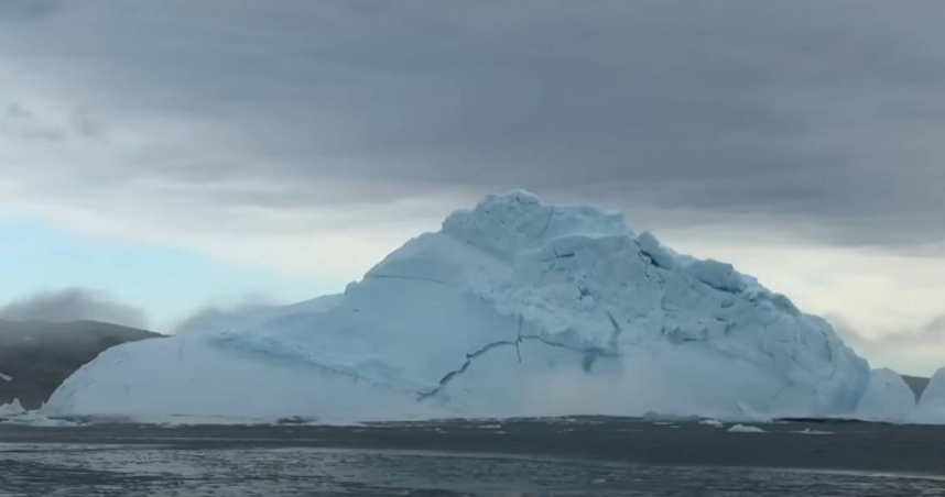 格陵蘭島塞爾米利克峽灣近日一座巨大的冰山突然崩塌，掀起巨大海浪。（圖／翻攝自YouTube「Gordon D」）