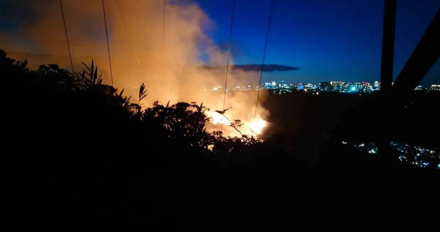 謝男14日下午為拍日落攀上高壓電塔，卻觸電成為焦屍，還導致山林大火。（圖／翻攝畫面）