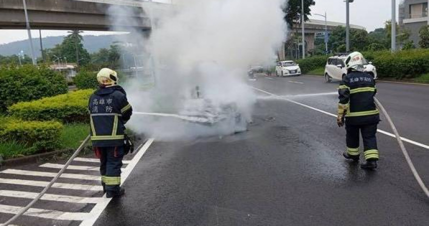 楠梓外環西路車頭冒煙。（圖 ／翻攝畫面）