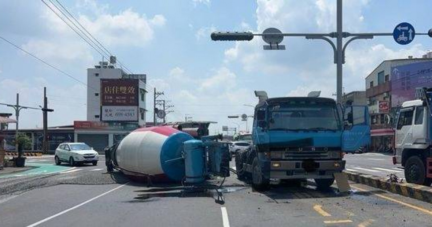 預拌混凝土車左轉翻覆爆裂解體。（圖 ／翻攝畫面）