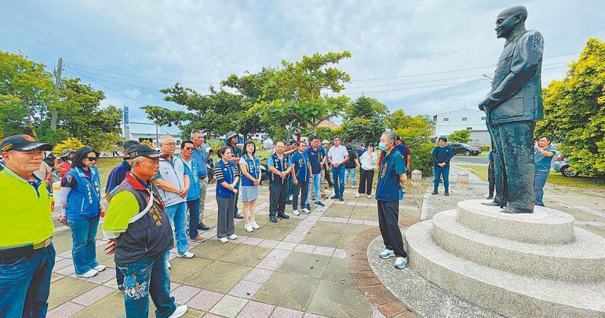 國有財產署南區分署台東辦事處16日會勘建農里蔣公銅像，里長及數十名里民齊聚銅像前，表達反對拆除訴求。（圖／中國時報蕭嘉蕙攝）