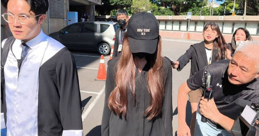 張家出庭畫面曝光後，不少網友「歪樓」提到，家寧妹妹頂著一頭柔順有光澤的秀髮，就連走路時都會不停彈跳發光，超級搶眼。（圖／翻攝三立新聞網）
