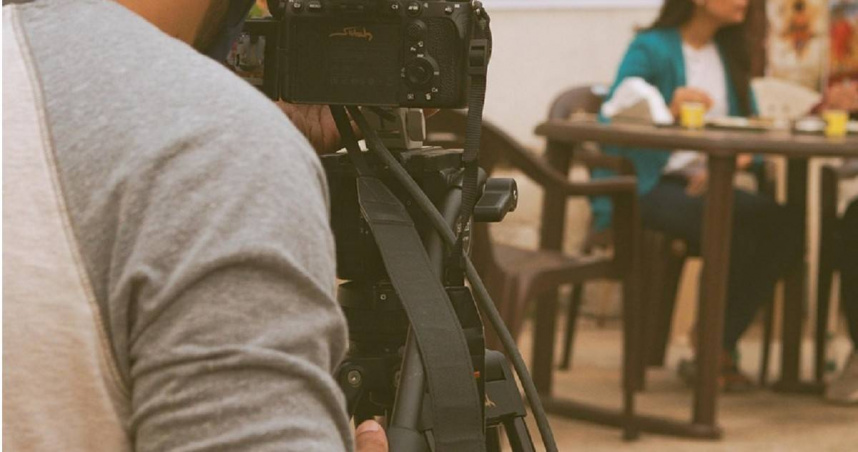 大陸近年微短劇快速崛起，部分作品充斥「霸總配傻白甜」套路，引發觀眾反感。」（示意圖／Pixabay）