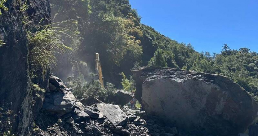 司馬庫斯前800公尺坍方封路，旅客受困山中等候搶通。（圖 ／翻攝畫面）