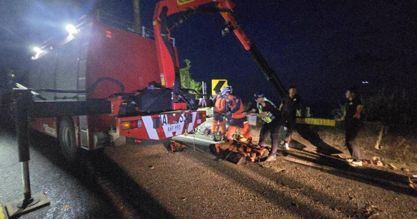 宜蘭警方接獲通報，有騎士疑似自撞舊蘇花公路護欄墜崖，搜救人員發現墜崖騎士，並在傍晚6時20分拉上路側，但人已明顯死亡。（民眾提供）