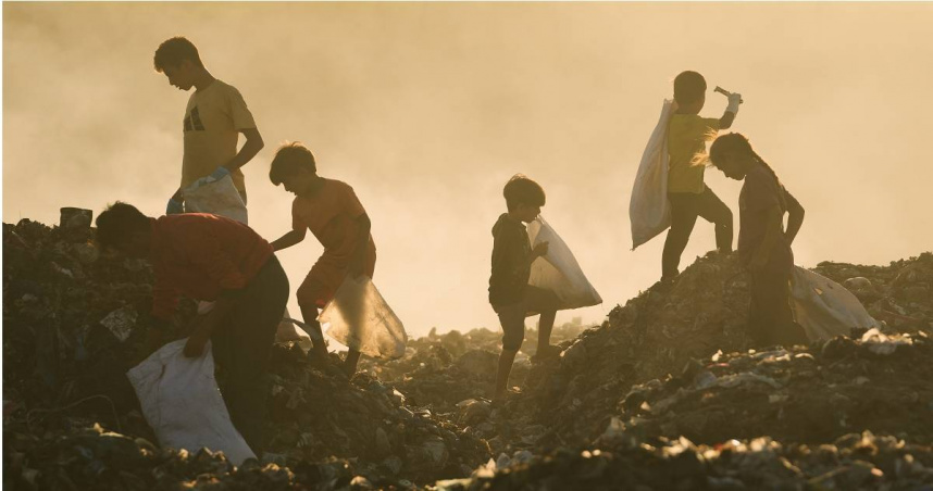 兒童在加薩一處垃圾場旁尋找木柴。（圖／達志／美聯社）