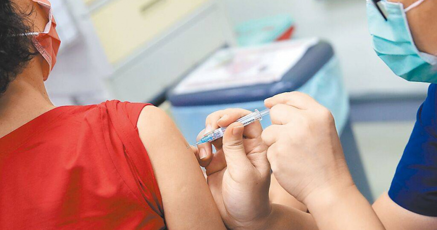 台大學者指出，流感A型H3N2超越H1N1，「小弟變大哥」，成為社區主要流行病毒株，由於較新、變異性高、重症機率大，今年流感季雙病毒株共存，估計疫苗覆蓋率要達7成才有辦法預防。此為示意圖。（圖／本報資料照片）