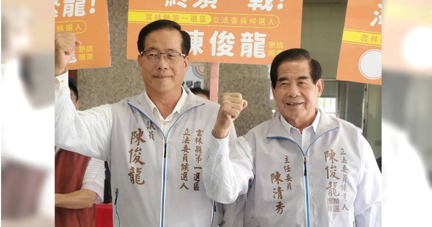 前雲林縣議會議長陳清秀（左）4日病逝，圖為2023年陪同兒子陳俊龍登記參選海線立委。(圖／中時記者周麗蘭攝)