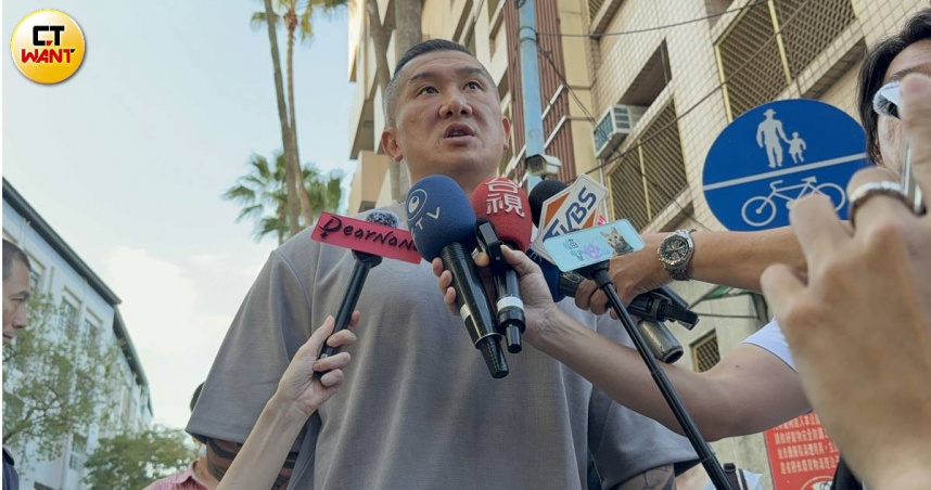 館長抵新北檢後公開受訪，表示將尊重檢方裁奪並已備好保釋金。（圖／沈建邦攝）