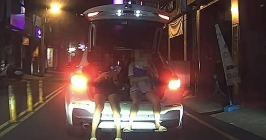 羅東馬路驚魂2女車尾自拍還抱娃，網怒：拿命換美照。（圖 ／翻攝畫面）