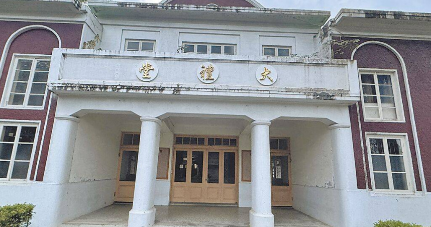 嘉義縣六腳鄉蒜頭糖廠68年歷史「介壽堂」因配合《促進轉型正義條例》，近日改名為「大禮堂」。（圖／翻攝畫面）