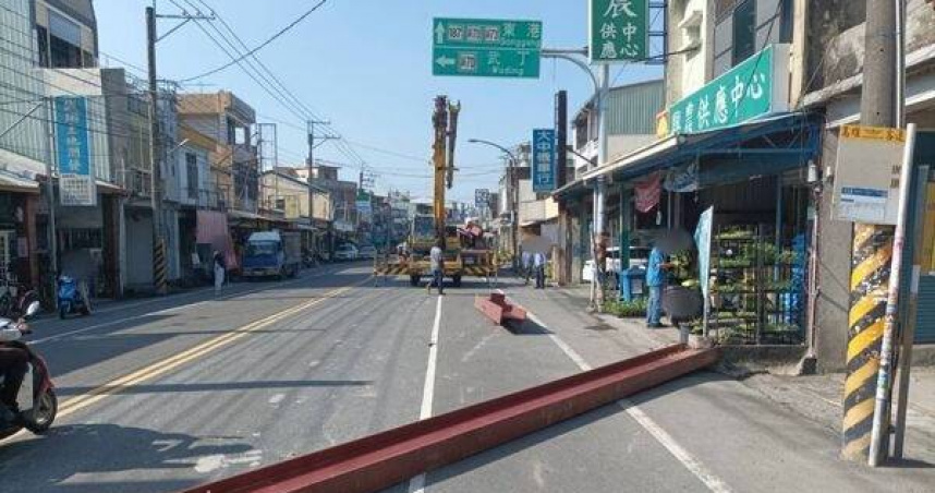 鋼筋失控曳引車高速行駛「鋼雨天降」，砸中民宅水泥墩。（圖 ／翻攝畫面）