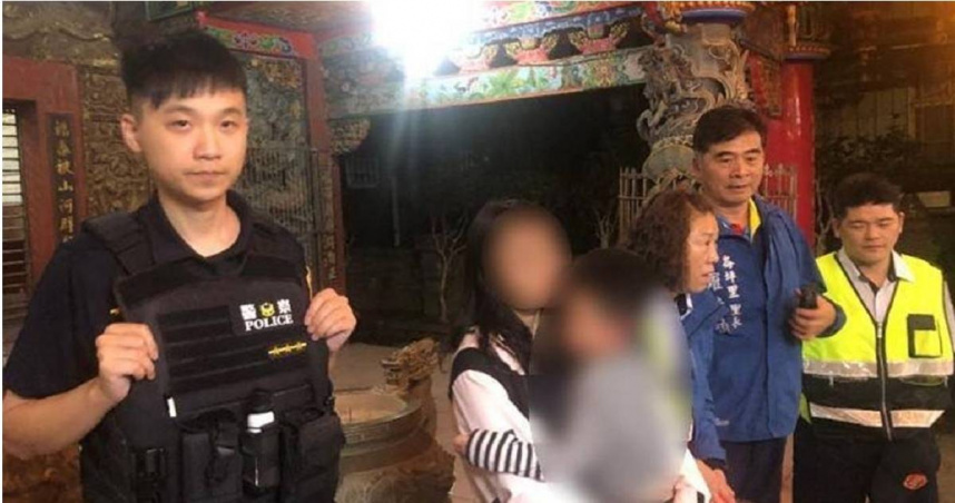 桃園市觀音區1名4歲男童，3日晚間趁著家人不注意時偷跑出門，家人發現男童不見，外出搜尋未果急忙報警求助，大園警分局警方隨即調閱周邊監視器並結合當地巡守隊前往尋人，總算在一間宮廟旁的樹下找到哭泣的男童，將他平安交回媽媽的手中。（圖／大園警分局提供）