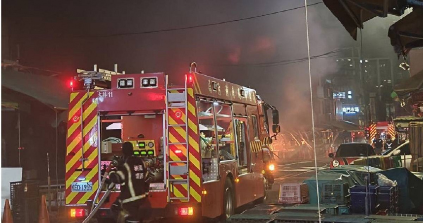 桃園桃園區南門市場今天晚間發生火警，桃園市消防局21時36分獲報趕往現場，已有2人自行逃生，是否還有無人員受困、內部狀況待查。目前消防人員持續灑水搶救，現場因疑似有瓦斯、電線等，爆炸聲響不斷。（圖／中國時報賴佑維攝）