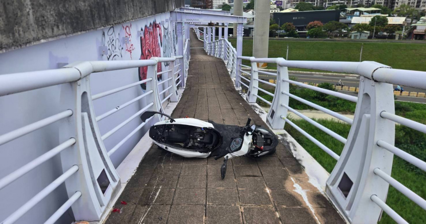男子自撞後機車從橋上墜落。（圖／翻攝畫面）