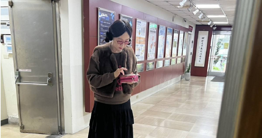 徐薇上周突然現身世新大學。（圖／讀者提供）