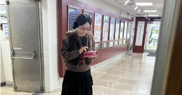 徐薇上周突然現身世新大學。（圖／讀者提供）