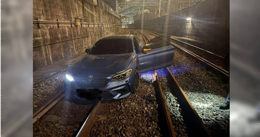 今晨一名毒品通緝犯為逃離警方追捕，駕車衝進基隆火車站南站旁平交道。（圖／翻攝畫面）