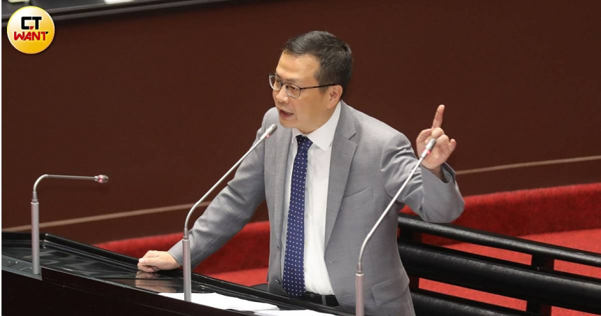 國民黨立委羅智強呼籲總統賴清德赴立法院，就國防特別預算向國人進行報告並接受詢答。（圖／周志龍攝）