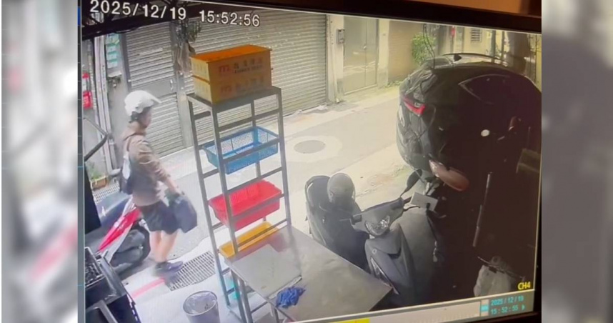 張文19日下午先到長安東路巷弄內縱火，他囂張走進民眾車庫潑油，犯案過程都被監視器清楚拍下。（圖／翻攝畫面）