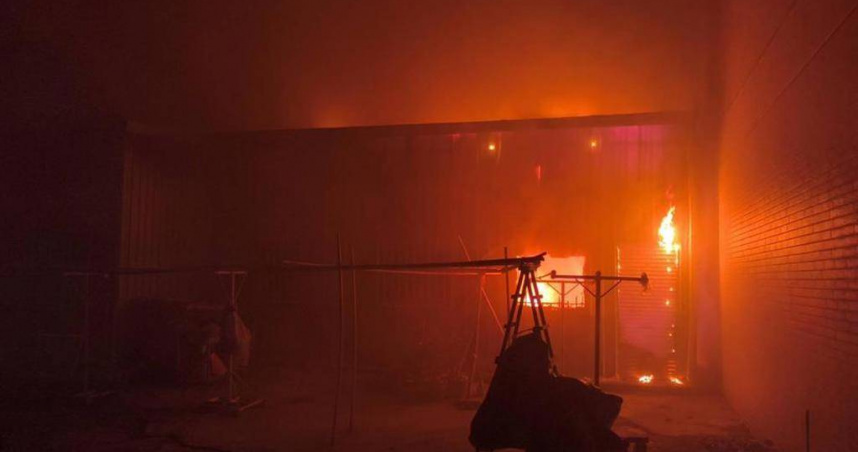 高雄鐵皮屋清晨惡火，妻命喪火窟夫插管搶命。（圖 ／翻攝畫面）