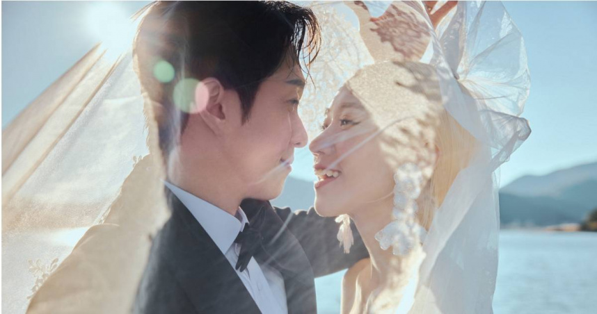 Lulu、陳漢典在日本富士山前浪漫依偎、親密碰鼻的畫面令人稱羨。（圖／天地合娛樂提供）