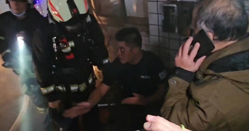 仁愛分隊小隊長詹能傑三度進入火場救人，因吸入大量濃煙不幸殉職。（圖／翻攝畫面）