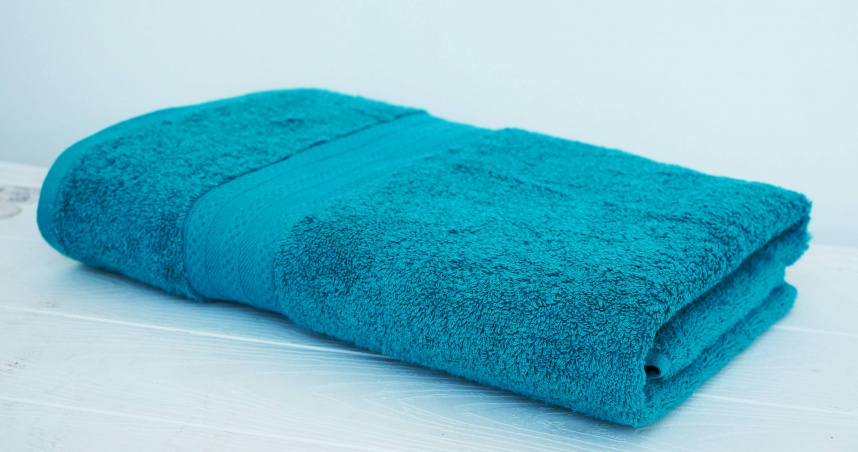 一名網友分享，全家人一直以來都共用一條浴巾，直到她長大後才發現其實很不衛生。（示意圖／unsplash）