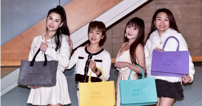 女團「F40」艾軒（左起）、關關、王宥忻、Cony一同出席媒體感恩尾牙餐會。（圖／女神愛啪啪提供）