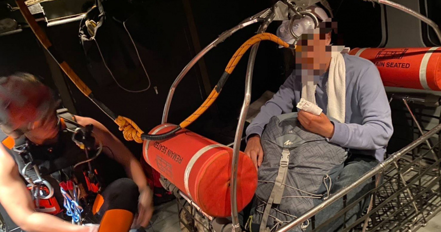 海巡署偵防分署花蓮駐地第四小隊12日晚間獲報，一名39歲中國籍船員左手大拇指開放性骨折，請求緊急醫療後送。（圖／翻攝畫面）