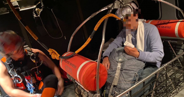 海巡署偵防分署花蓮駐地第四小隊12日晚間獲報，一名39歲中國籍船員左手大拇指開放性骨折，請求緊急醫療後送。（圖／翻攝畫面）